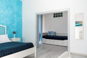WiFi, bed sheets - Quadruple room at 25 rimini street within walking distance of serapo beach VOLARE (Gaeta)