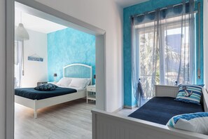 WiFi, bed sheets - Quadruple room at 25 rimini street within walking distance of serapo beach VOLARE (Gaeta)