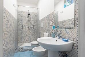 Shower, hair dryer, bidet, towels - Quadruple room at 25 rimini street within walking distance of serapo beach VOLARE (Gaeta)