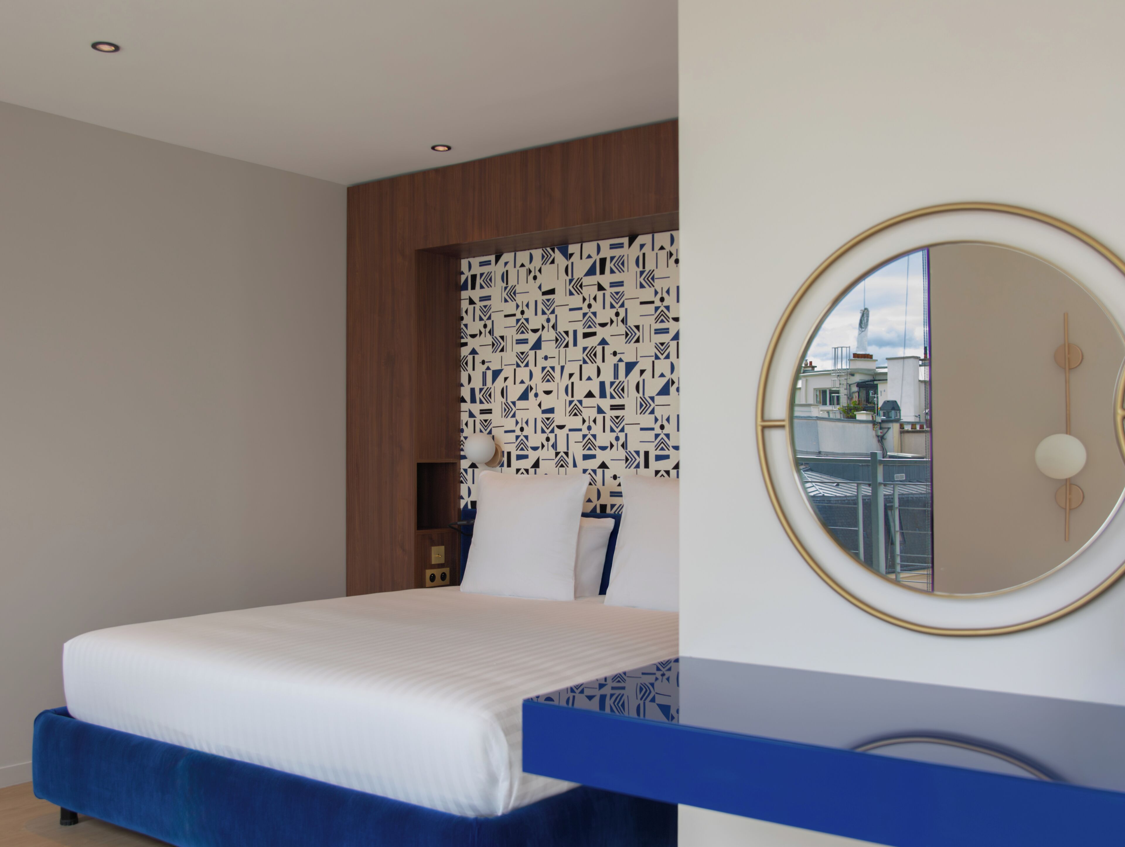 In-room safe, WiFi (free)