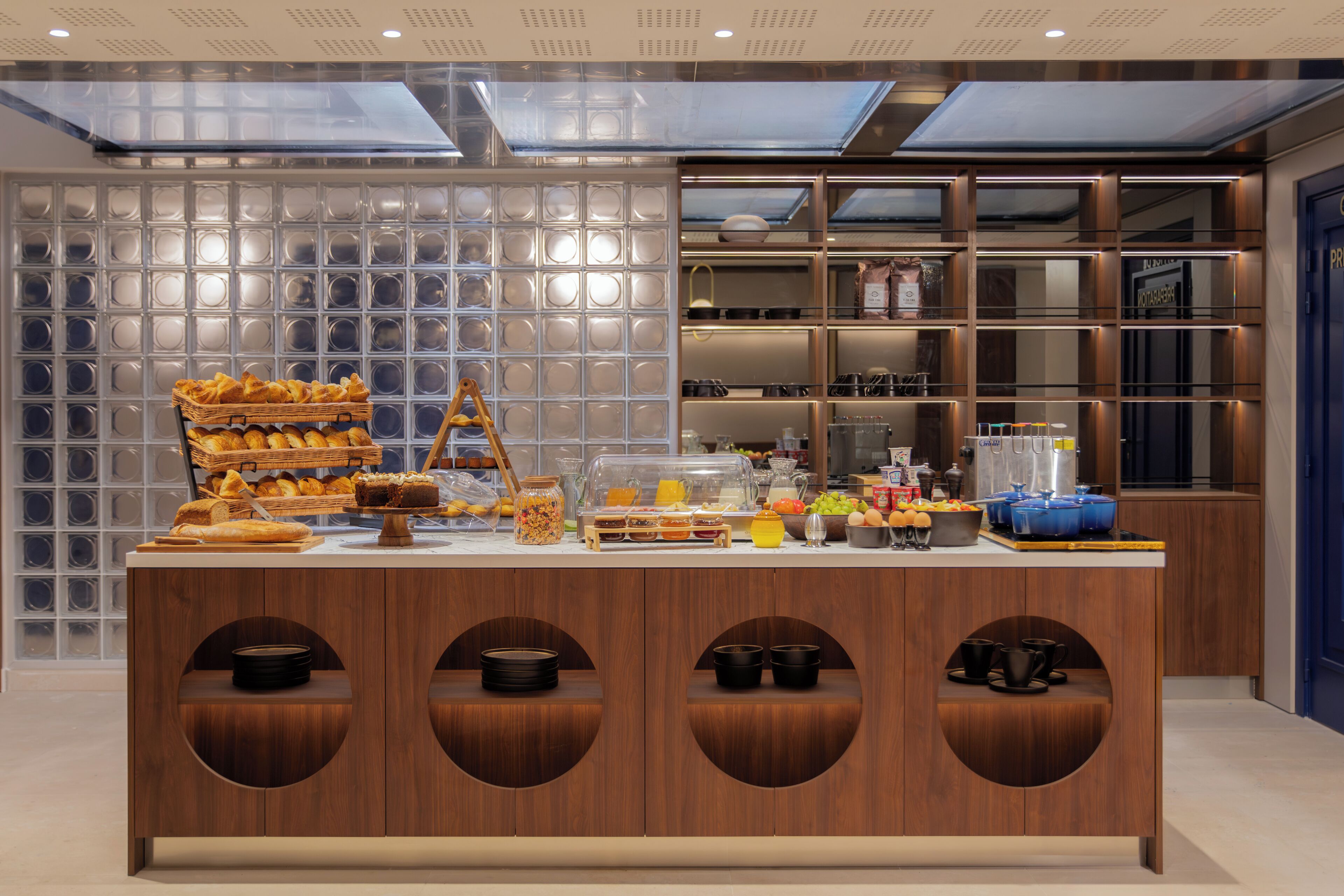 Tägliches Frühstücksbuffet gegen Gebühr