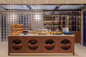 Daily buffet breakfast for a fee - Hotel Leev Miromesnil (Paris)