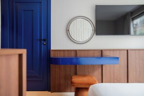 In-room safe, WiFi (free) - Hotel Leev Miromesnil (Paris)