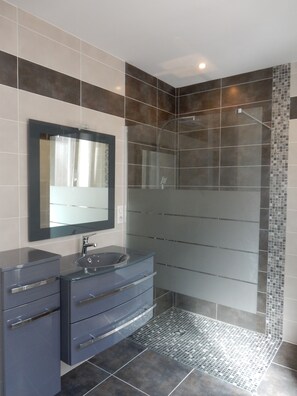 A modern bathroom with a glass-enclosed shower, a vanity with a sink, and a mirror. - A vacation in the sun and by the sea, with an apartment on the 1st or 2nd floor! (Elne)