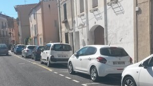 A street lined with parked cars and buildings. - Holiday in the Sun and Sea, Apartment on 1st or 2nd floor! (Elne)