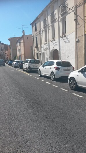 A street lined with parked cars and buildings. - Holiday in the Sun and Sea, Apartment on 1st or 2nd floor! (Elne)