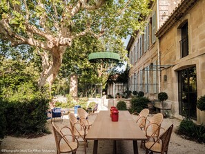 Outdoor dining - Bastide with garden and swimming pool 10 minutes from Saint Rémy de Provence (Eyragues)