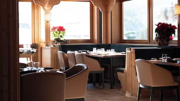 3 restaurants, breakfast, dinner, brunch served; Italian cuisine