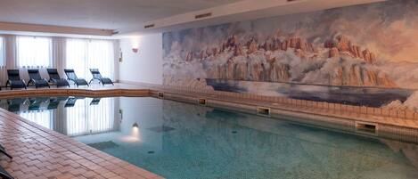 Kolam renang tertutup