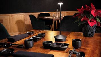 3 restaurants, breakfast, dinner, brunch served; Italian cuisine