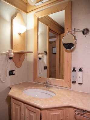 In-room safe, desk, free WiFi