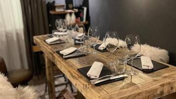 3 restaurants, breakfast, dinner, brunch served; Italian cuisine