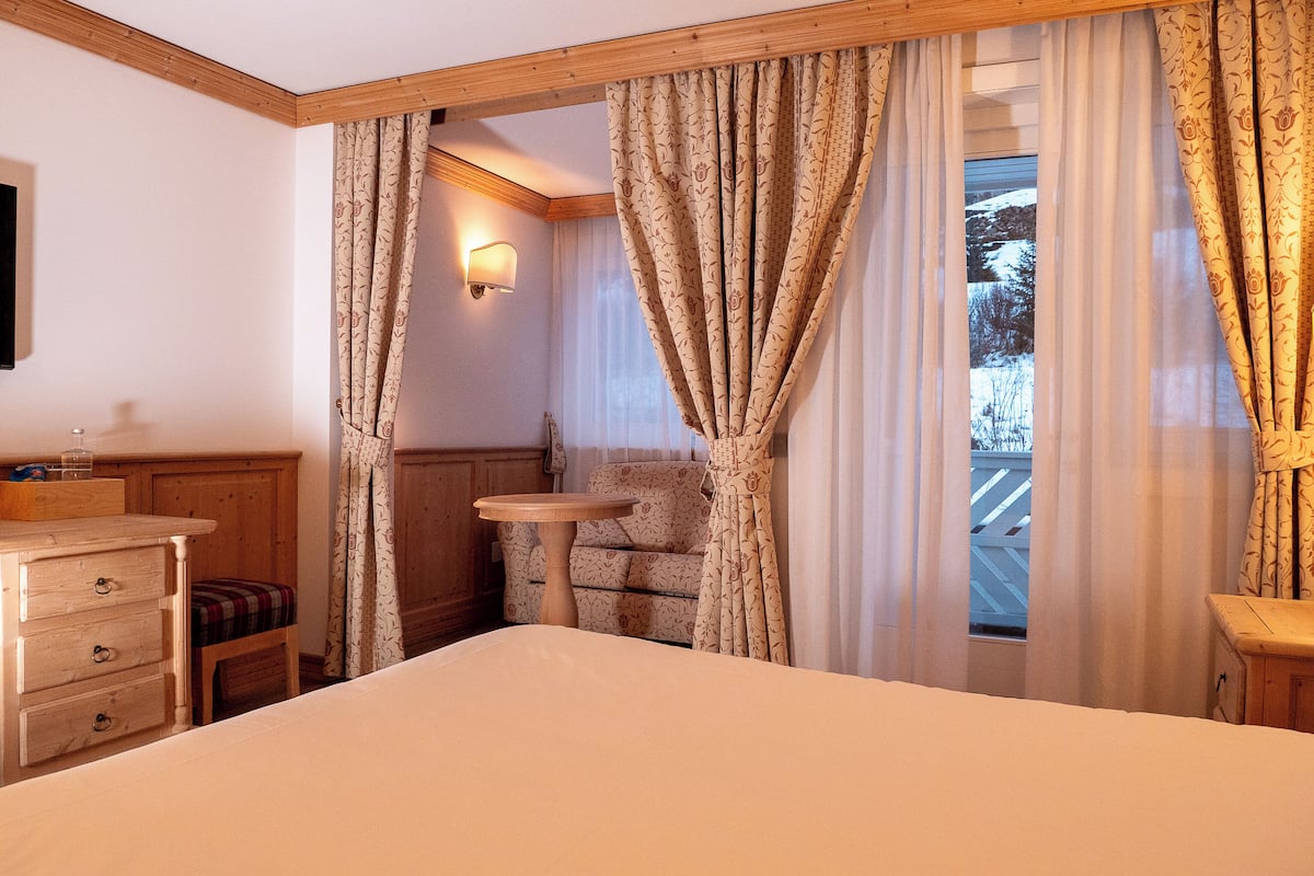 In-room safe, desk, free WiFi