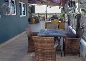 3 บาร์/เลานจ์