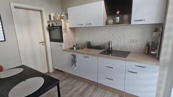 冷蔵庫、電子レンジ、コンロ、食器洗い機