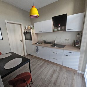 Kühlschrank, Mikrowelle, Herdplatte, Geschirrspüler