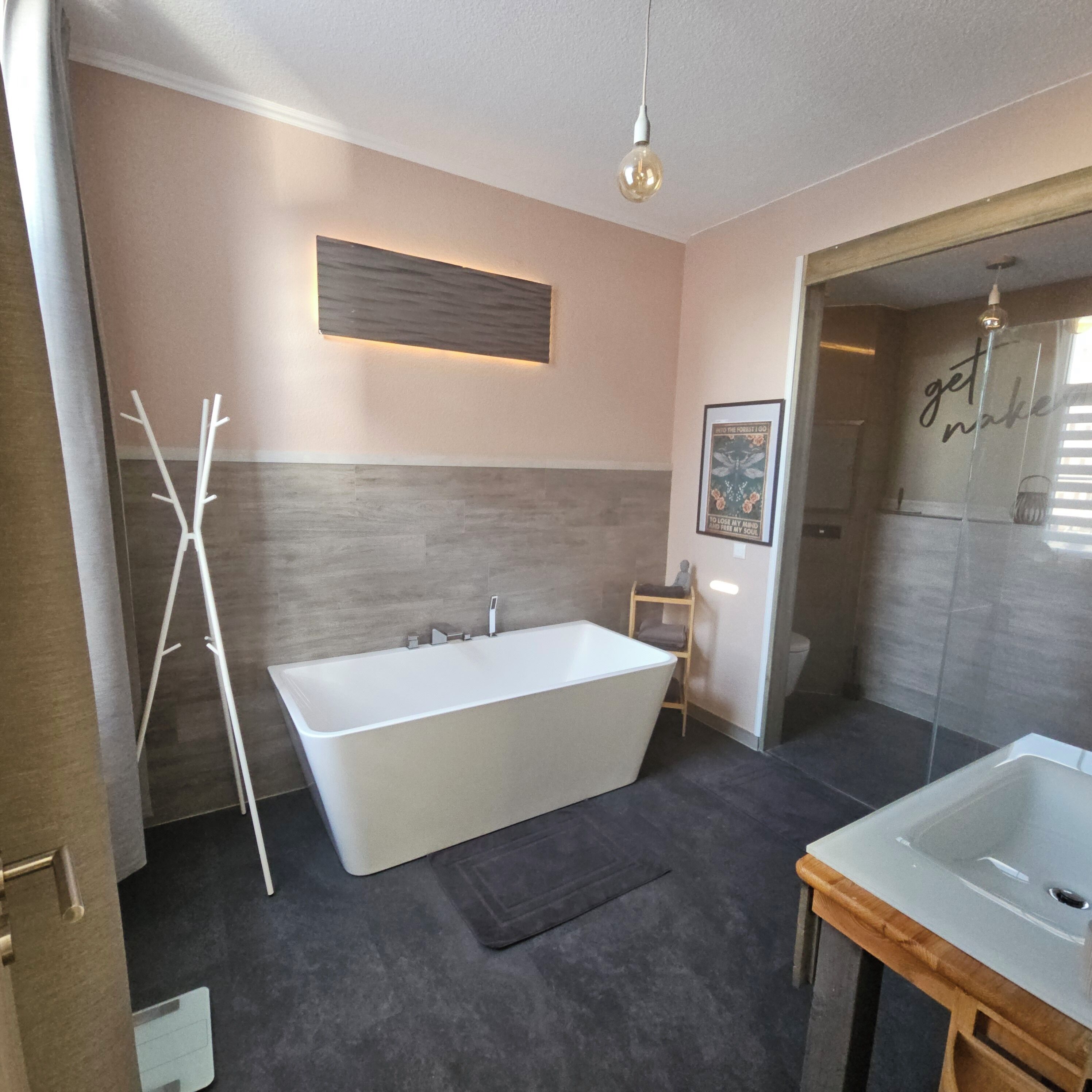 Hiustenkuivaaja, pyyhkeet, saippua, vessapaperi