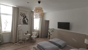 Travel cot, free WiFi, bed sheets