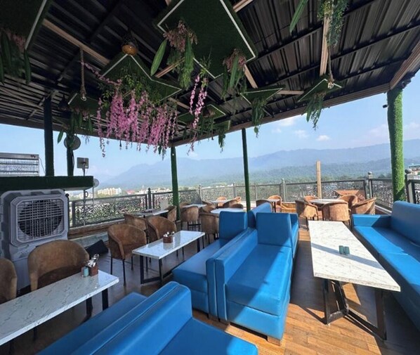 Outdoor dining - Hotel Savaya (Rishikesh)