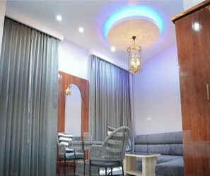 Royal Room | Living area - Hotel Savaya (Rishikesh)