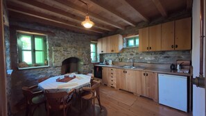 Traditionellt hus - utsikt mot trädgården | Eget kök | Minikylskåp, mikrovågsugn och grytor/köksredskap