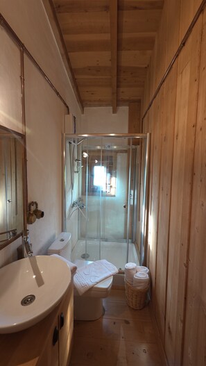 Casa tradicional, vista al jardín | Baño | Secadora de cabello, pantuflas, toallas, jabón 