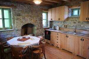 Frigobar, microondas, utensilios de cocina