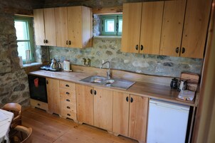 Frigobar, microondas, utensilios de cocina