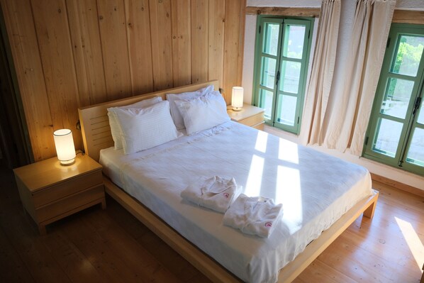 Traditionellt hus - utsikt mot trädgården | Skrivbord, arbetsyta för laptop och mörkläggningsgardiner