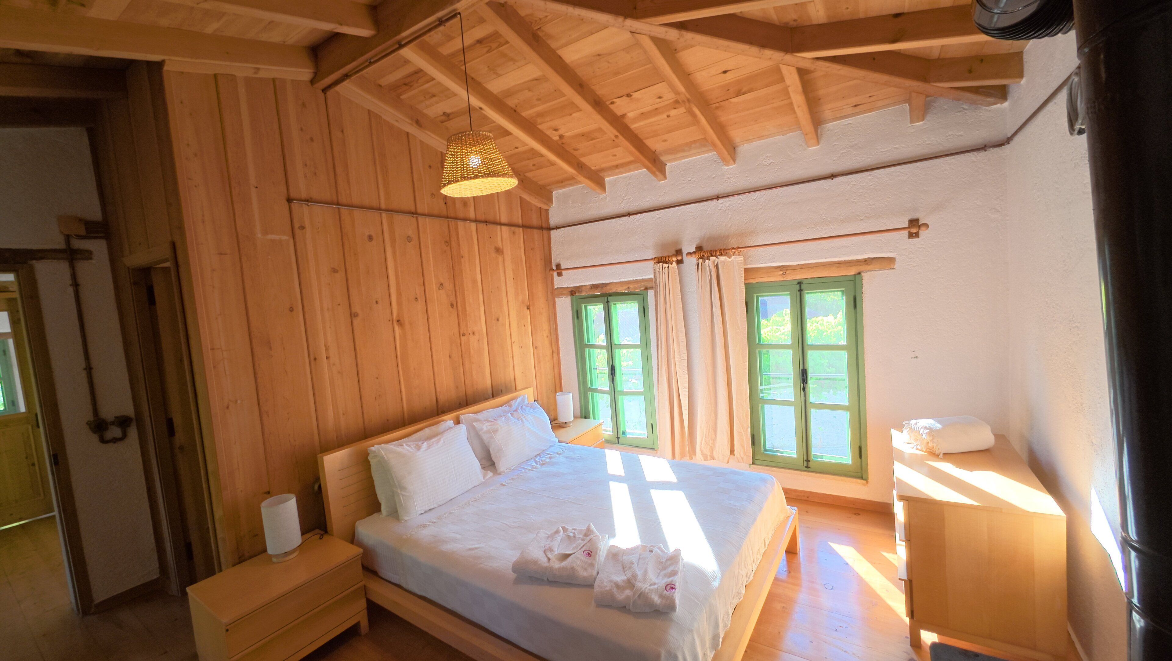 Maison traditionnelle, vue sur le jardin | Bureau, espace de travail pour ordinateurs portables