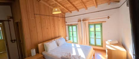 บ้านพักทราดิชันนัล, วิวสวน | โต๊ะทำงาน, พื้นที่ทำงานแบบใช้แล็ปท็อป, ผ้าม่านกันแสง, เตารีด/โต๊ะรีดผ้า