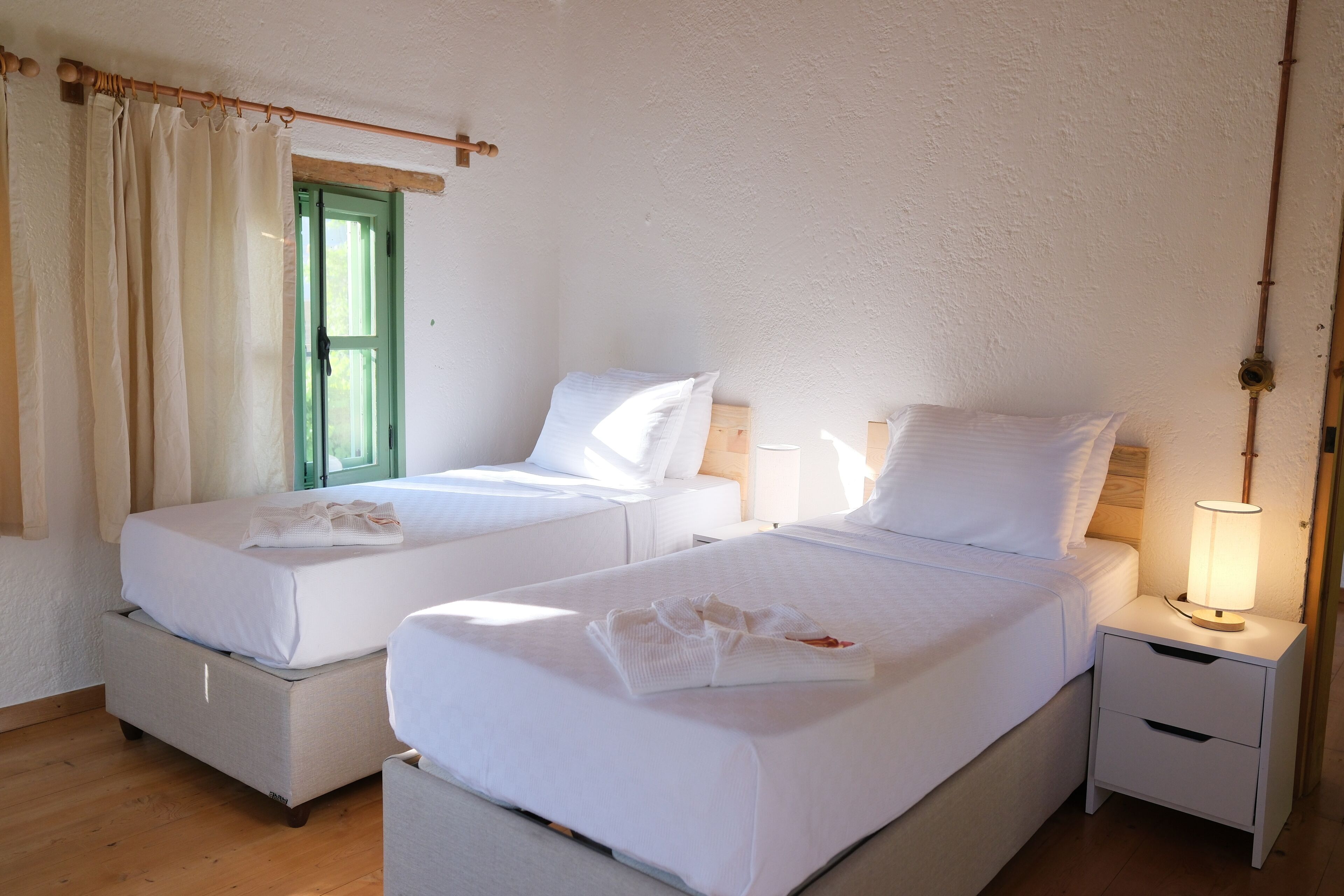 Traditional House, Garden View | Meja, ruang kerja komputer riba, langsir/tirai gelap terus 