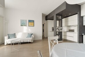 TV - A comfortable 70 square meters apartment, perfect for five people, located on the fifth floor of a building with an elevator (NOT accessible to disabled guests).The property is located near Via Cenisio, a short distance from the Monumental Cemetery: its  (Milan)