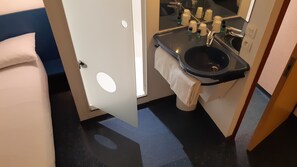 Economy Single Room | Bathroom | Shower, towels, soap, toilet paper - Hotel Villenouvelle (Montauban)