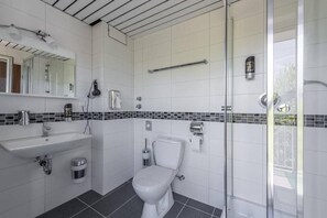 Comfort Double or Twin Room | Bathroom | Shower, hair dryer, towels, soap - Hotel Klein (Frankfurt am Main)