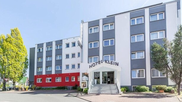 A multi-story hotel building with a prominent entrance and a sign reading "HOTEL KLEIN". - Hotel Klein (Frankfurt)