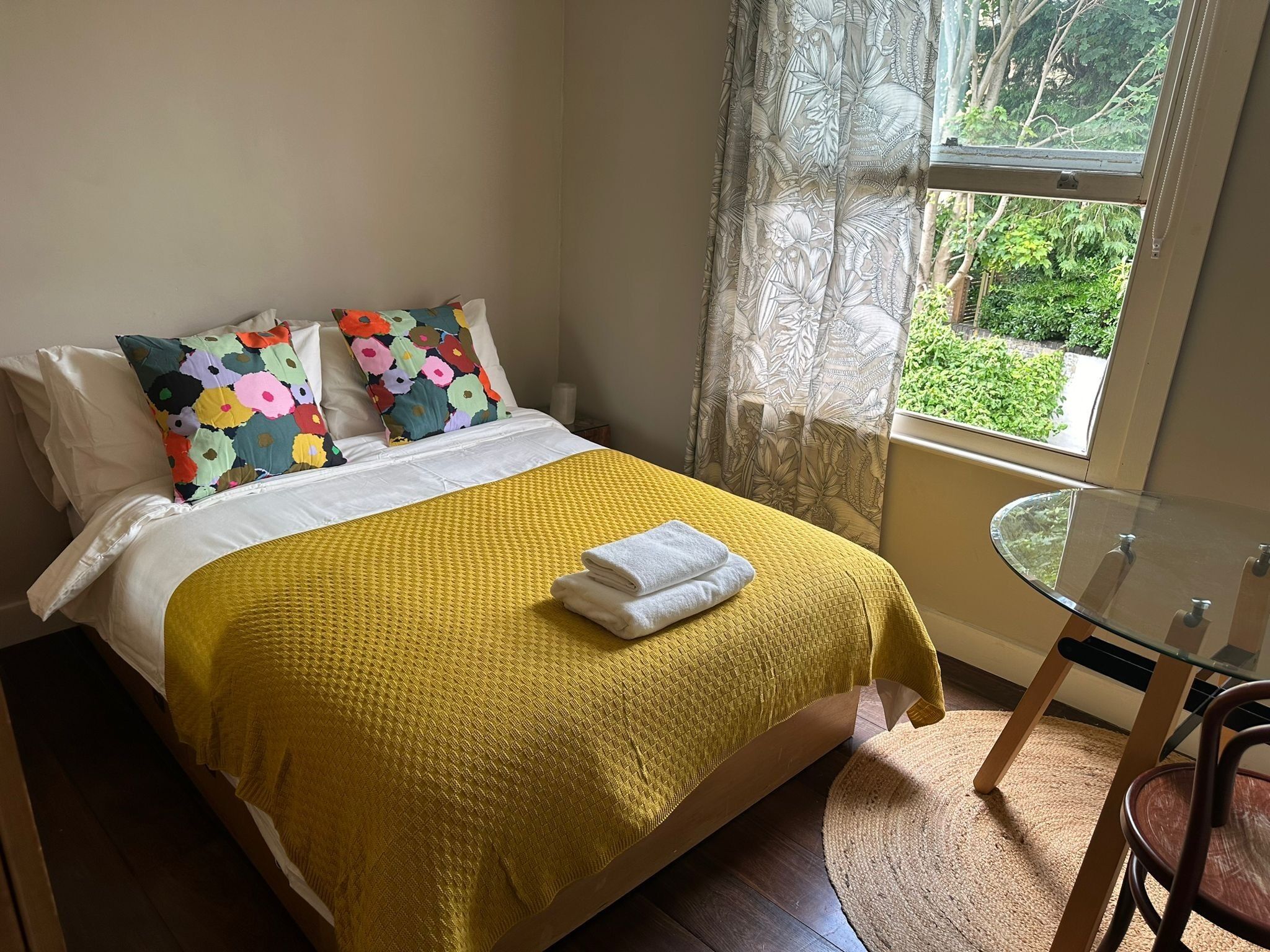 Tabla de planchar con plancha, internet y ropa de cama 