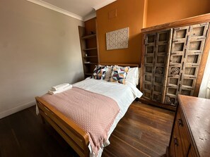 Iron/ironing board, Internet, bed sheets - Where English Charm Meets Moroccan Soul - 1 minute from kensal Green satation (London)