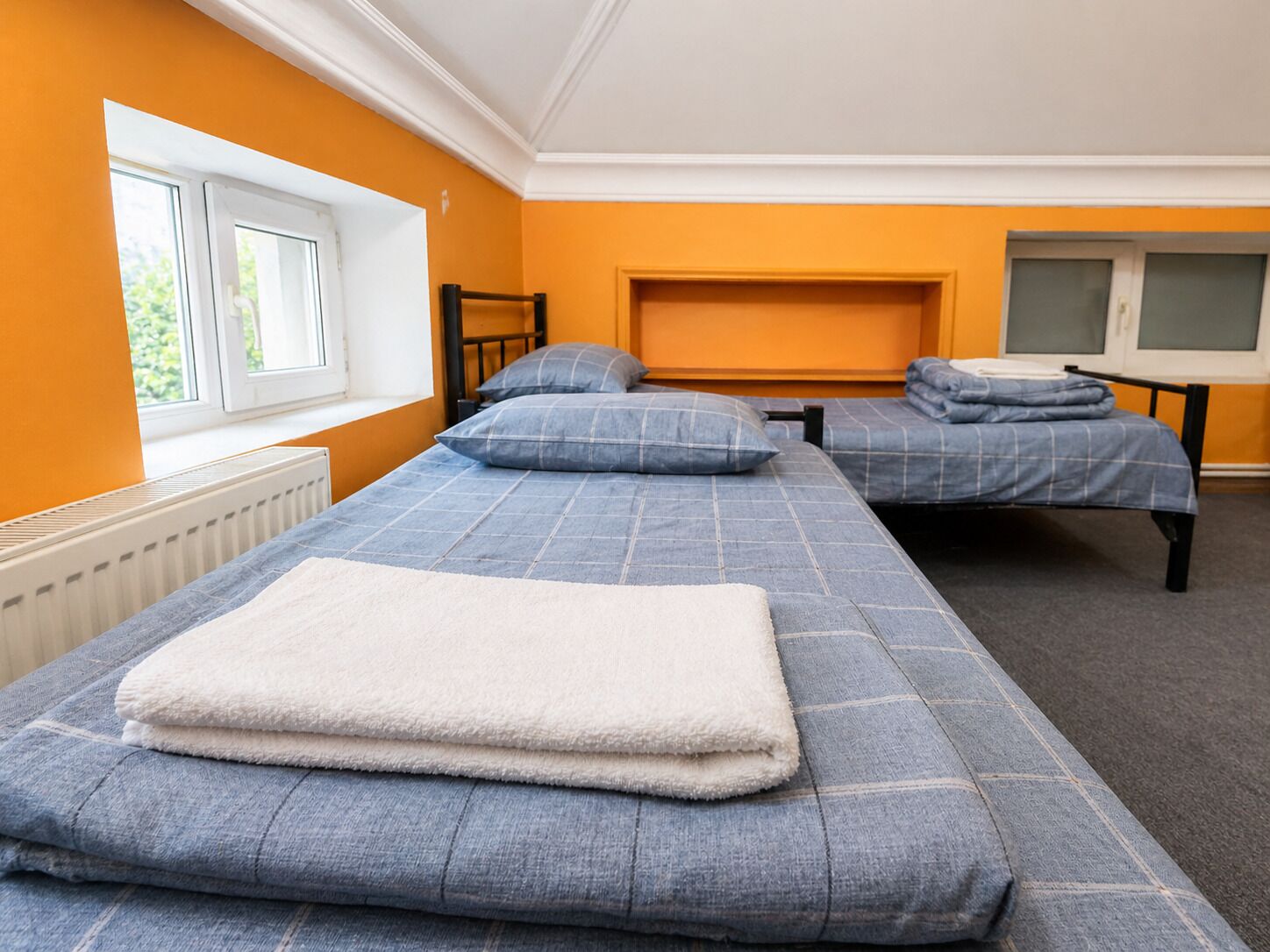 Quarto duplo básico, 2 camas de solteiro | Ferros/tábuas de passar roupa, Wi-Fi de cortesia, roupa de cama