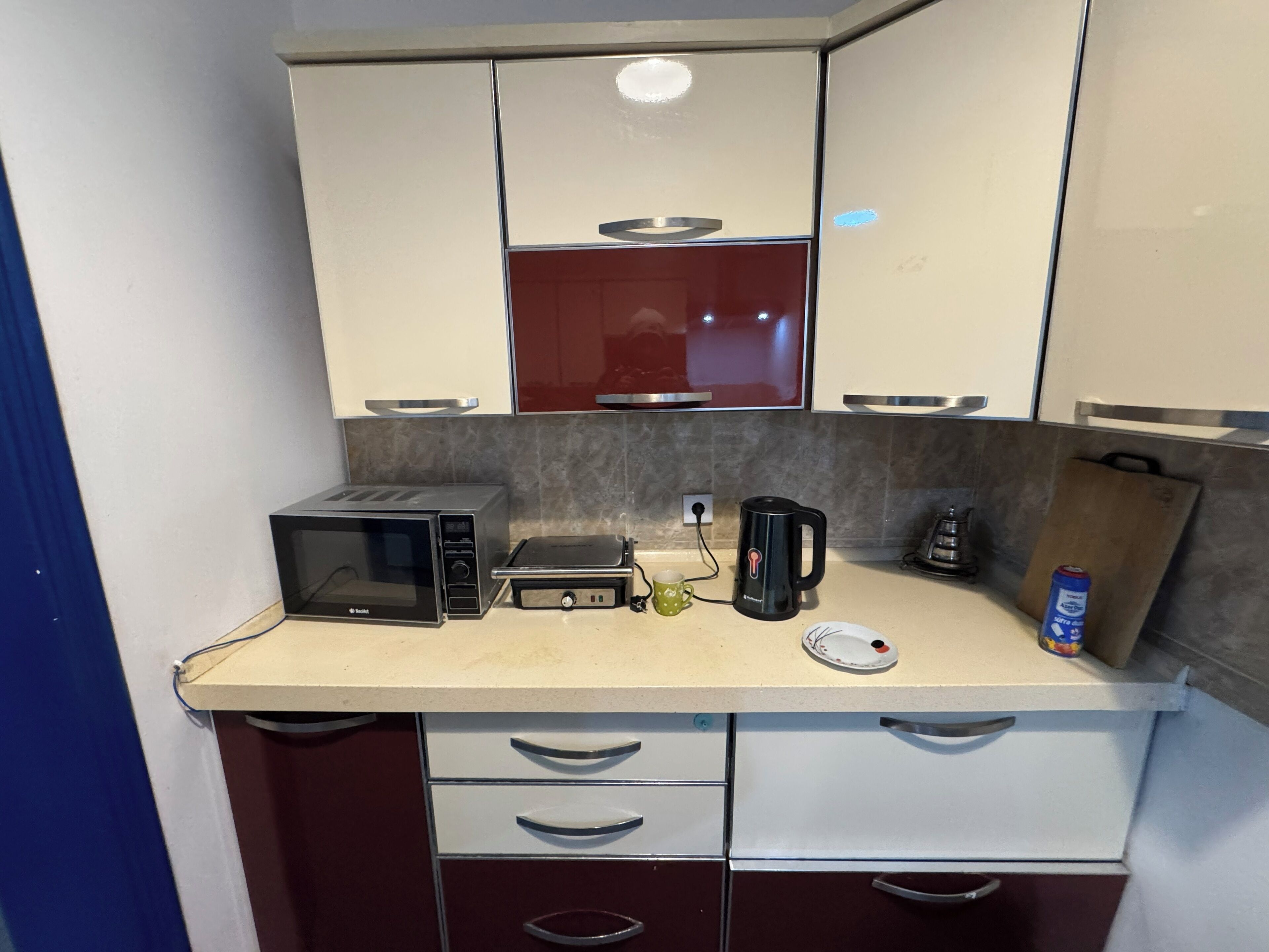 Refrigerador, microondas, horno, utensilios de cocina