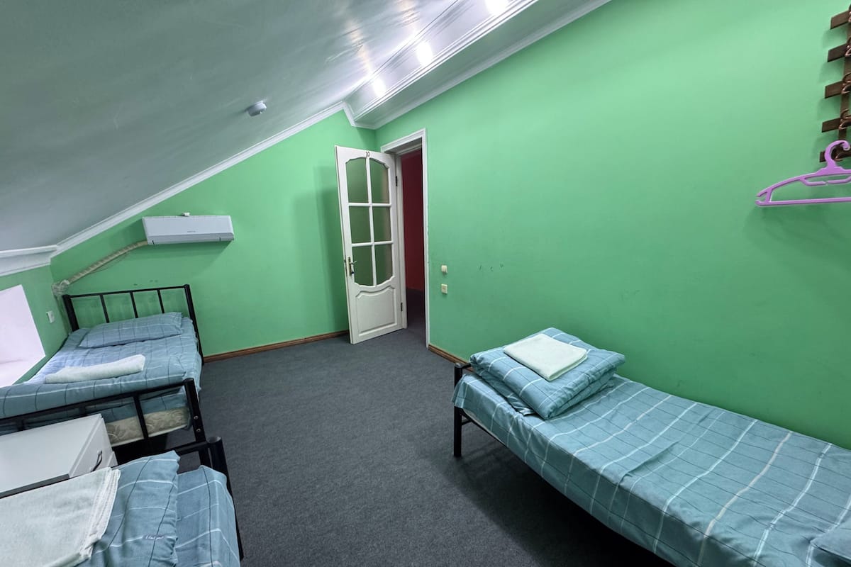 Kolmen hengen standard-huone | Silitysrauta/-lauta, ilmainen Wi-Fi, vuodevaatteet