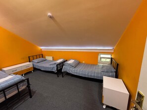 Economy Triple Room, 3 Single Beds - Baku Smile Hostel (Baku)