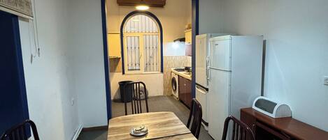 ثلاجة، ميكروويف، فرن، مستلزمات طهي/أطباق/أوعية