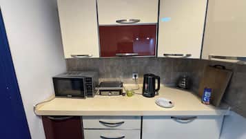 Dormitório compartilhado conforto, em dormitório misto | Cozinha privada | Geladeira, micro-ondas, fogão, talheres/pratos/utensílios de cozinha