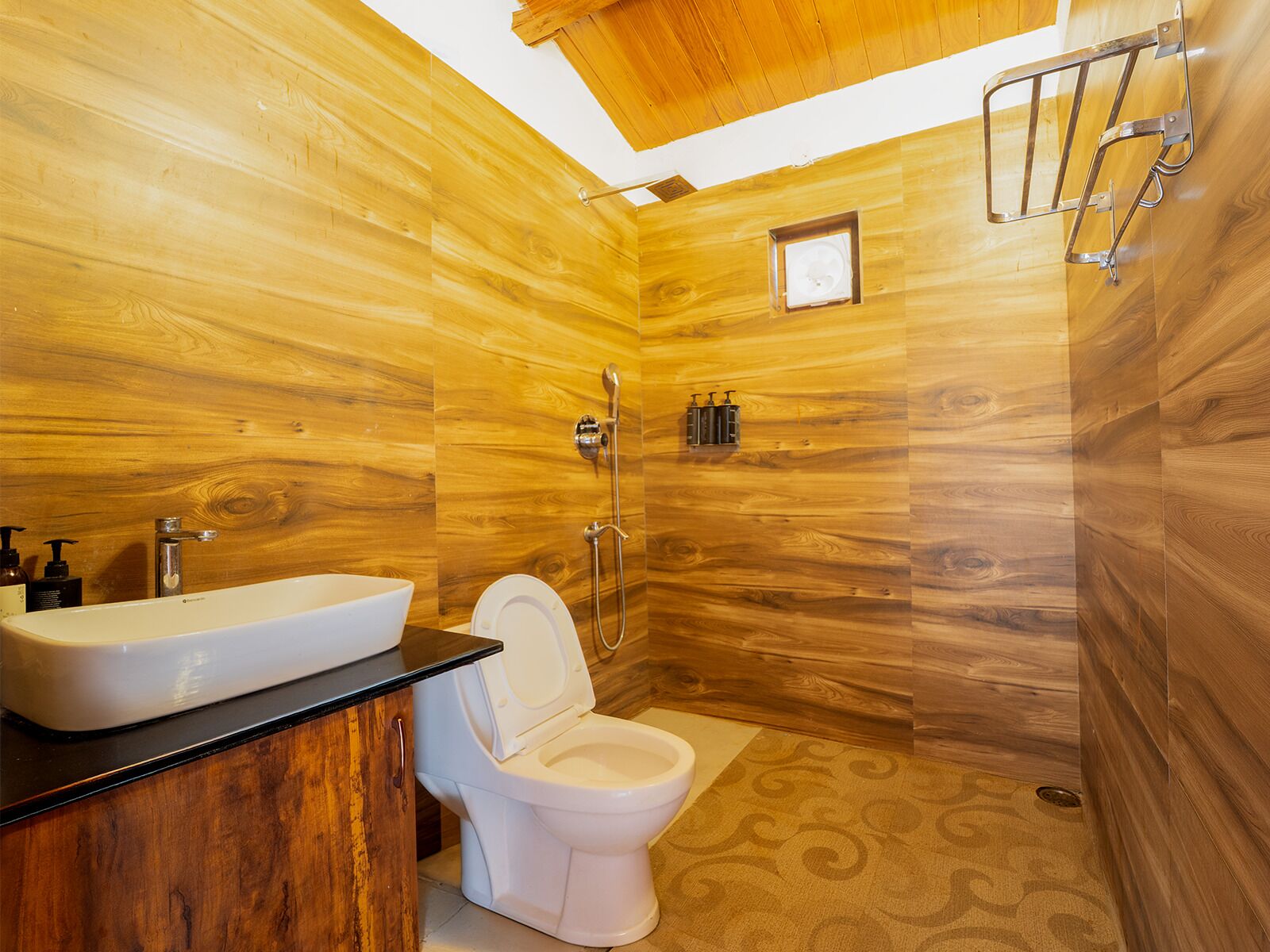 Superior Cottage, Garden View | Bathroom | Hair dryer, towels, soap, shampoo