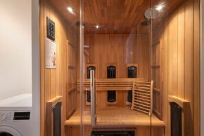 Een sauna met houten wanden, een bank en een ventilatiesysteem.