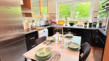 Køleskab, mikrobølgeovn, ovn, kogeplade