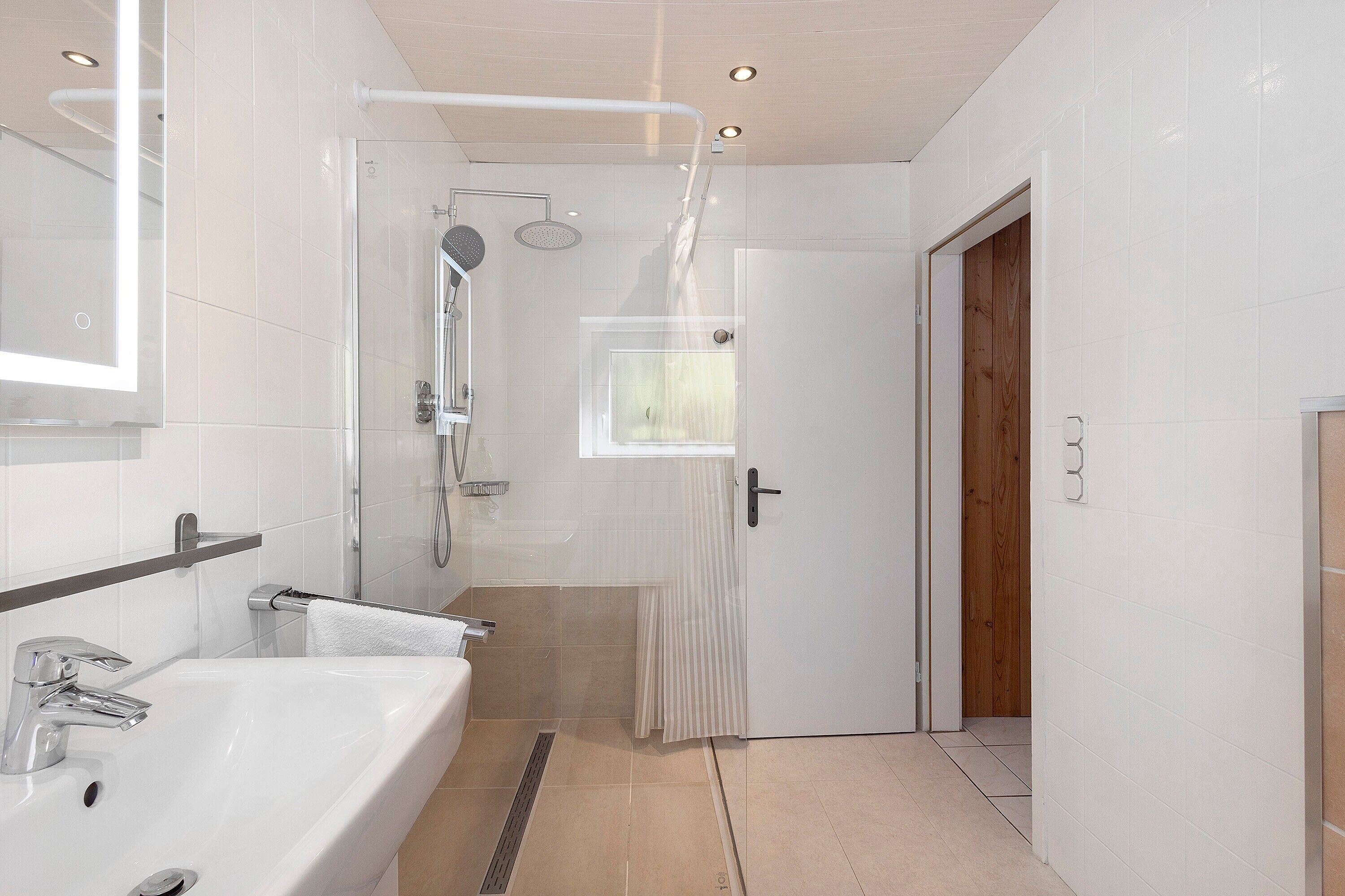 Dusche, Haartrockner, Handtücher