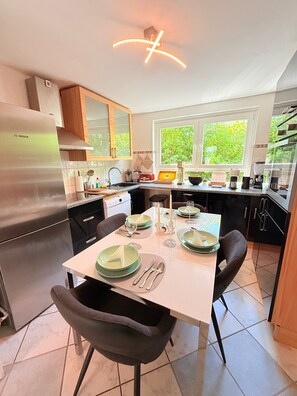 Kühlschrank, Mikrowelle, Ofen, Herdplatte