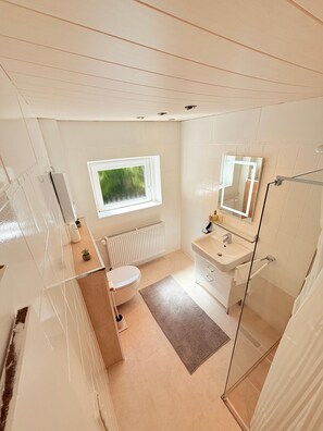 Regadera, secadora de cabello, toallas 